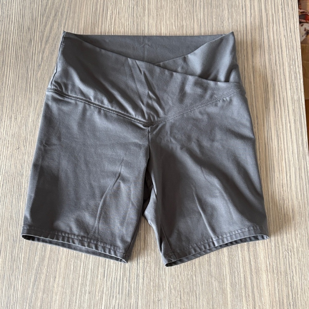 Wild Fable Women’s Gray Crossover Waist Biker Shorts Size M